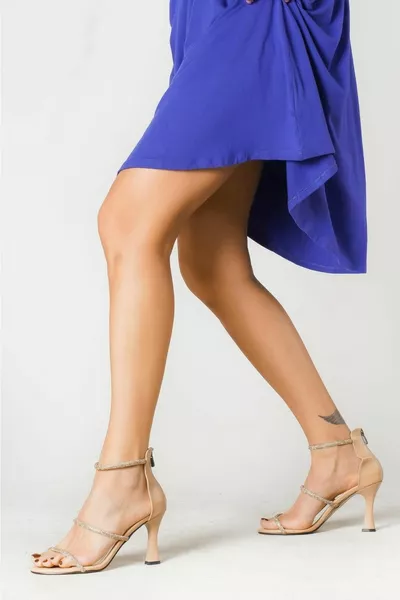 مارتا موديل عارية تان الكعب الكعب