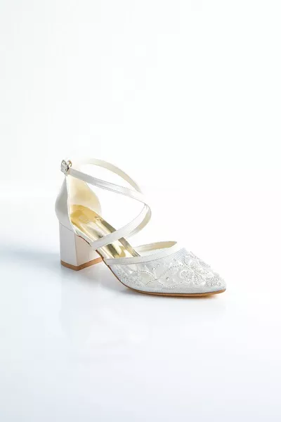 Abendkleid mit Knöchelkrawatte und Perlen Hochzeitsschuhe