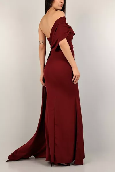 Lila dehnbarer Stoff mit einer Schulter und seitlichem Schwanz mit Fischschnitt und Abschlusskleid.