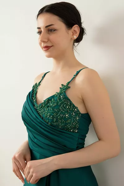 Атласное платье на бретелях из крепа 