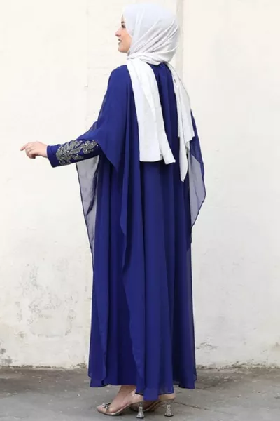 SANDIGES ABENDKLEID MIT CHIFFON-UMHANG MIT STEINEN AN ARM UND SCHULTER