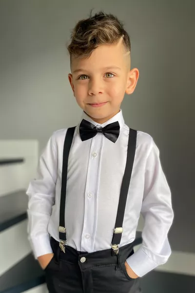 Completo per bambino maschio con camicia bianca a maniche lunghe in armatura e papillon a spalline