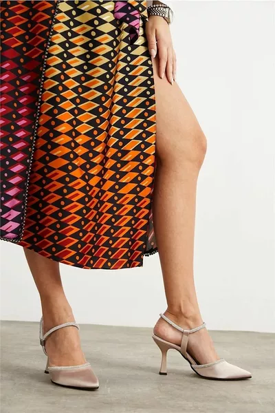 عفراء المرأة حجر الجوز عارية اللون الساتان الحجر Welt تألق قفل مشبك الكعب