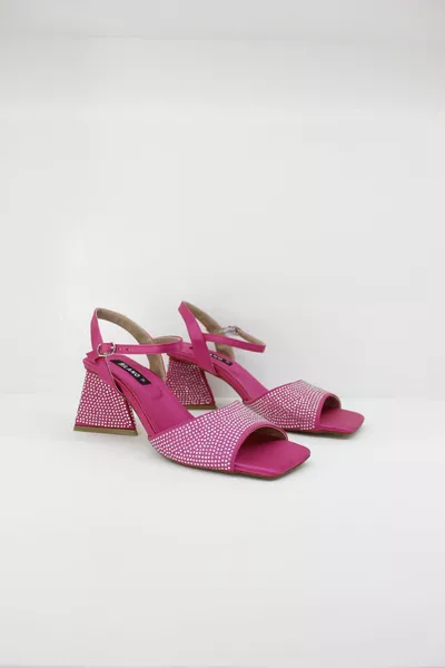 Stylische Sandalen mit kurzen asymmetrischen Absätzen