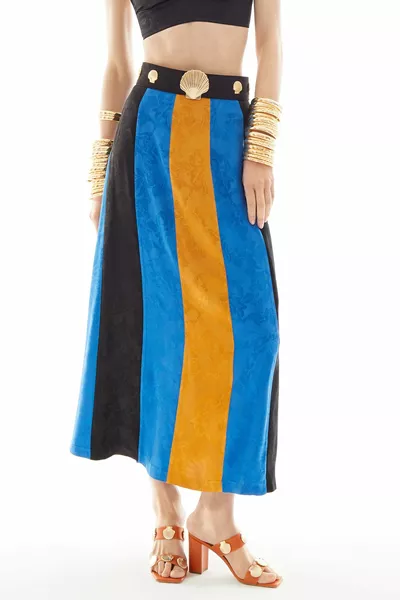 تنورة جرس طويلة مع كتل من الساتان