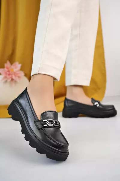 جلد طبيعي المرأة عارضة مشبك الأحذية 