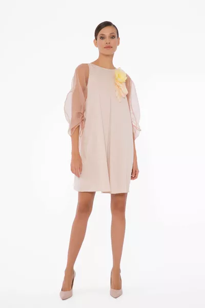 Бежевое платье из поплина с брошью из перьев и органзой