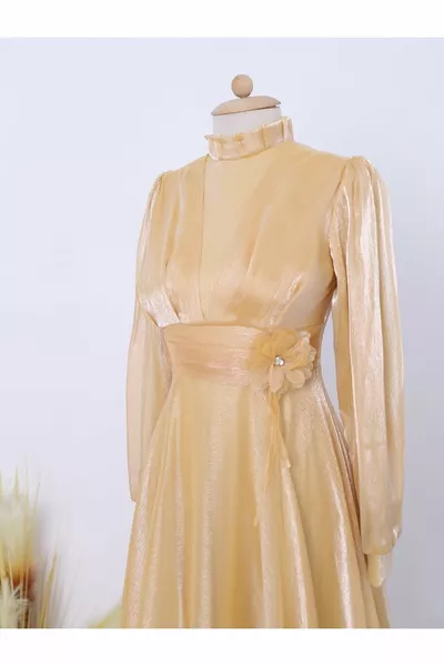 Robe de soirée en tulle à col volant et détails en tulle