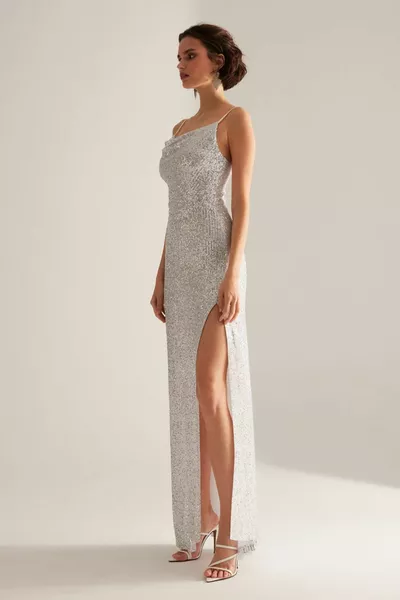 فستان فضي مطرز بالترتر مع فتحة بياقة Degaje بسيورات