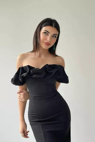 Kadın Straplez Yaka Düşük Omuz ve Yırtmaç Tasarımlı Midi Kalem Siyah Abiye Elbise 