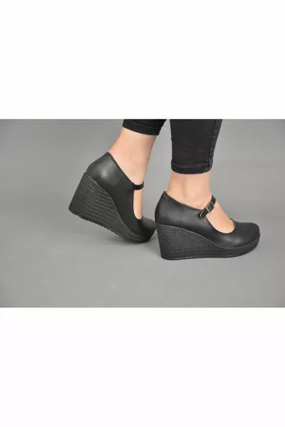 Gepolsterte Sohle Knöchelschnalle Schuhe aus schwarzem Leder