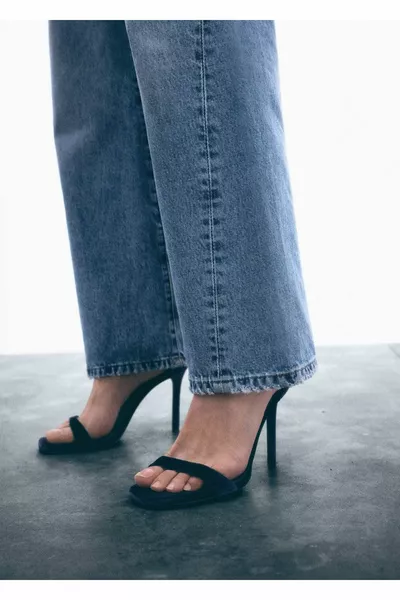 صندل مخملي بكعب عال