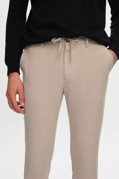 بنطال جوجر رجالي ضيق من Ds Damat باللون البيج مع حزام مطاطي وجيب بسحاب ومريح ومطاطي