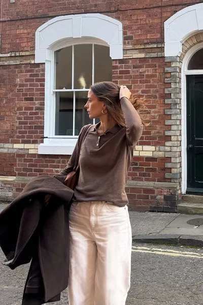 كنزة نسائية محبوكة برقبة بولو وأزرار ذهبية ملمس ناعم لون بني 