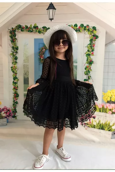 فستان أميرة بتطريز دانتيل وقبعة سوداء للبنات