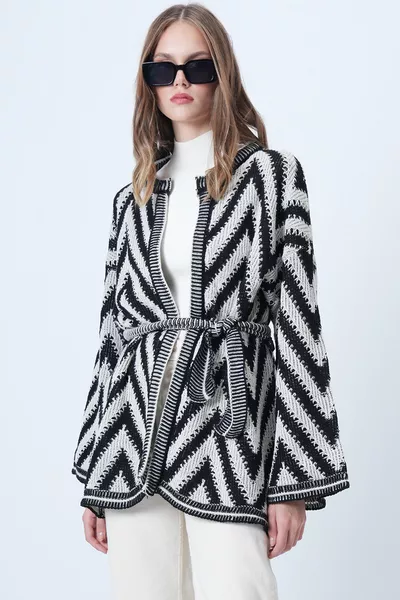 كارديغان نسائي أسود بنقشة هندسية وحزام عند الخصر موديل 