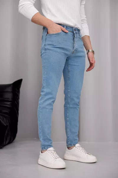 Мъжки дънки слим фит в светлосин цвят с еластан и тясни крачоли