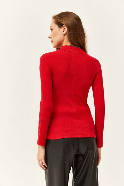 بلوز نسائي نصف ياقة مع تفاصيل أزرار حمراء وبلوزة ليكرا 