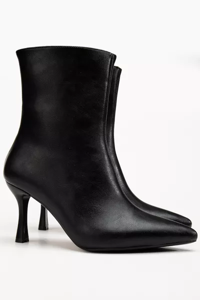 حذاء أسود بكعب رفيع وطرف مدبب