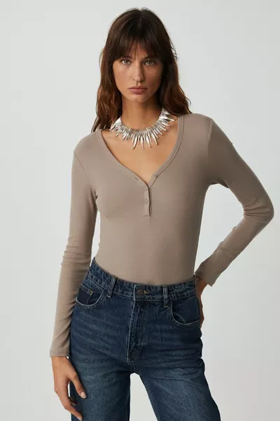 بلوزة نسائية بأكمام طويلة وياقة V وأزرار بلون البيجون