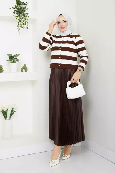 طقم نسائي من تيشيرت صوف مع كارديغان وتنورة مطوية