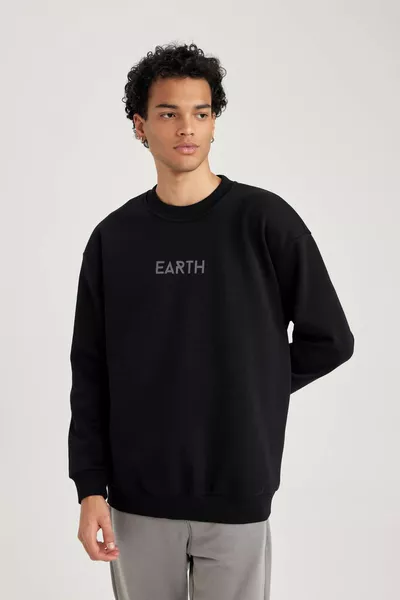 سويت شيرت بطباعة وياقة دائرية بقصة مربعة AU