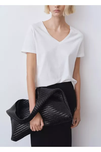 قميص قطن بياقة على شكل حرف V