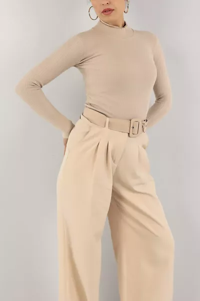 قميص ضيق من الصوف المحاك بأكمام طويلة