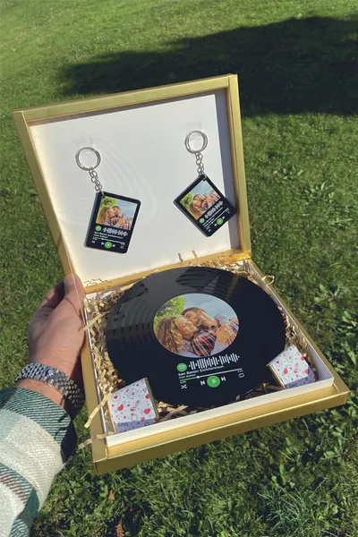 Специален комплект с персонализиран плоча и ключодържател с баркод на Spotify за Деня на влюбените