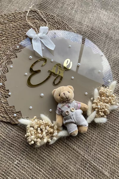 Прозрачно боядисано плексигласово бебешко украшение за врата с мече, надпис, макраме  см