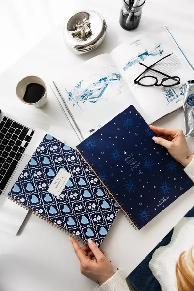 دفتر مدرسي مخطط بحجم ، غطاء كرتوني حلزوني، مجموعة من قطعتين،  ورقة، مخطط أسبوعي، لون أزرق داكن مع قلب