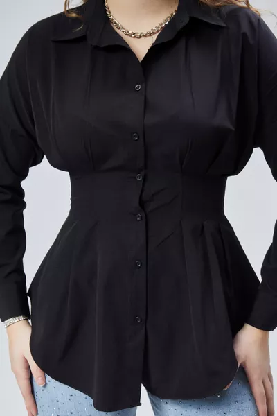 قميص أسود نسائي بأزرار وطيّات عند الخصر