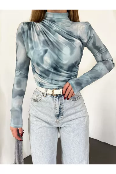 بلوزة مطبوعة رقمياً بأكمام طويلة ومطاط