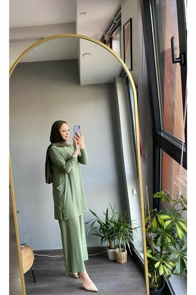 طقم مزدوج رائع بسروال ساندي مع تفاصيل الجيوب