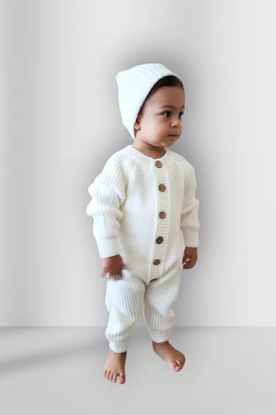 طقم رضّع جديد من الصوف مع قبعة وتفاصيل أزرار للبنات/الأولاد - بلون عاجي