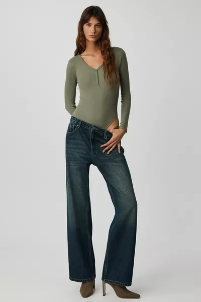 بلوزة نسائية متبقية بأكمام طويلة على شكل V وتزرير أمامي باللون الأخضر النعناعي