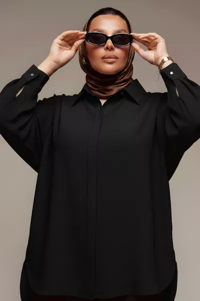 سحر اللون الأسود: عكس تألقك في ليلة رأس السنة بواسطة القمصان السوداء للمقاس الكبير