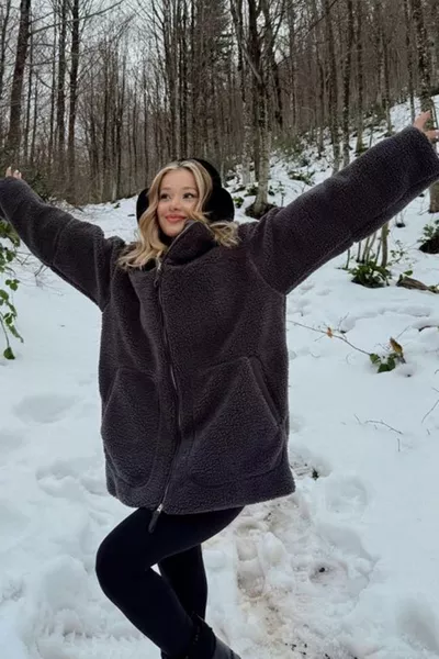 Пуховик из плюша с высоким воротником и карманами, цвет дымчатый 