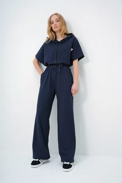 طقم نسائي من السويت شيرت الكبير الحجم بغطاء رأس باللون الكحلي والسروال ذو الجيبين المزدوجين 