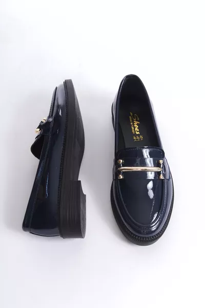 حذاء لوفر نسائي أزرق داكن أنيق بتصميم خاص وتفاصيل مشبك