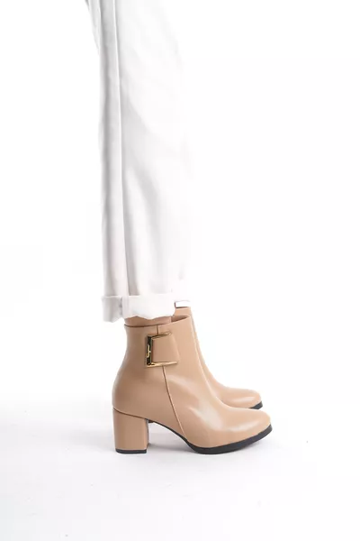 حذاء نسائي قصير بكعب وتفاصيل مشبك من الجلد العاري أتينة