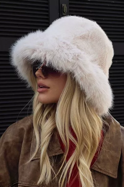 قبعة كلباك روسي بيج شهيرة