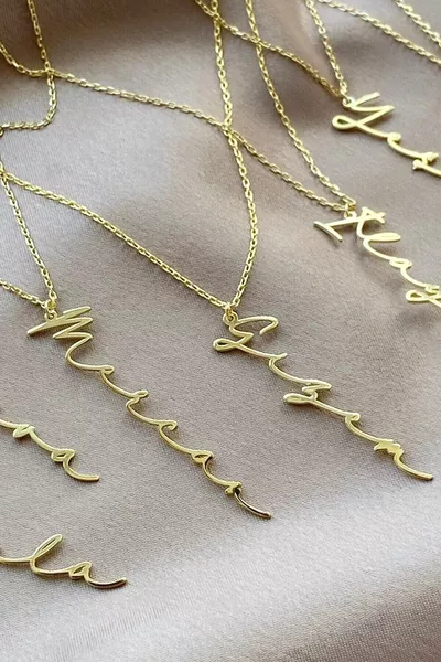 قلادة توقيع عمودية باسم مخصصة للنساء من الفضة الإسترلينية عيار  مطلية بالذهب