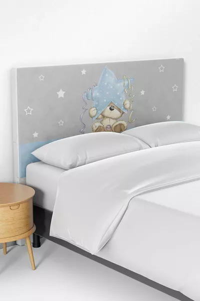 Детска спалня с калъф за таблата на легло с изображение на мече, държащо синя звезда