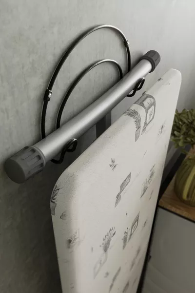 Закачалка за ютия и бюро за гладене зад вратата