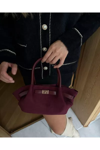 حقيبة صغيرة من النوبوك بتفاصيل حزام باللون البوردو