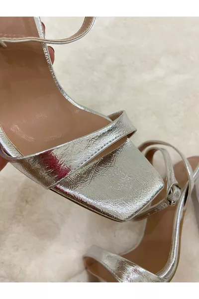 حذاء نسائي بكعب عالٍ من ستردا مع سوار على المعصم فضي