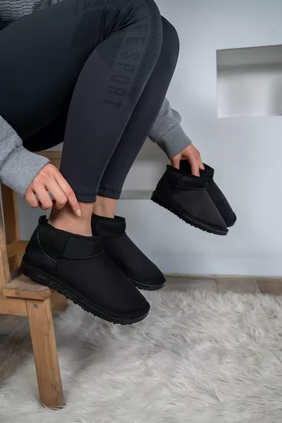 حذاء نسائي سويدي فائق الصغر مبطن بالفراء والصوف للشتاء بكعب قصير أسود من الجلد السويدي UG
