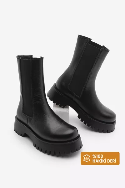 حذاء نسائي يومي من الجلد الطبيعي بنعل سميك مسنن وجانبان مرنان باللون الأسود