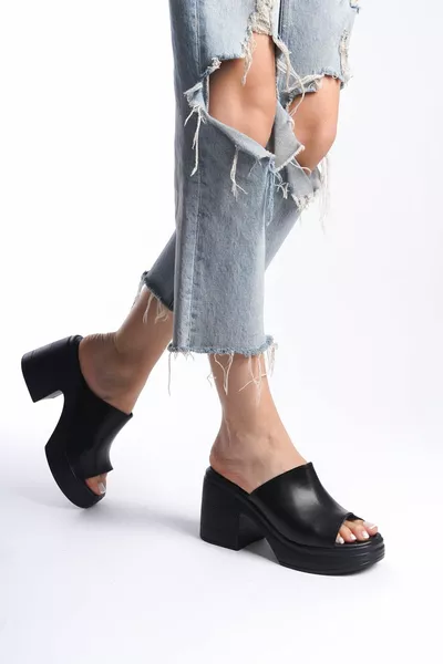 حذاء نسائي بسطح داخلي مريح أرثوبيدي بلون أسود وأحمر بكعب منصة